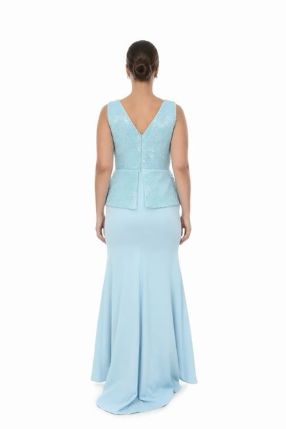 فستان سهرة أزرق بياقة على شكل حرف V بمقاسات كبيرة